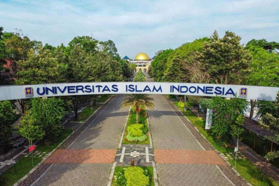 Dekat dengan Universitas Islam Indonesia (UII), hanya 11 menit